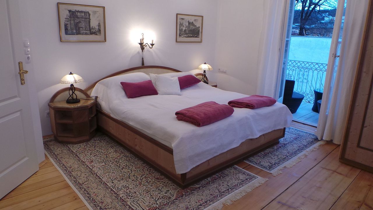 Schlafzimmer mit  Doppelbett Schlafzimmer mit  Doppelbett